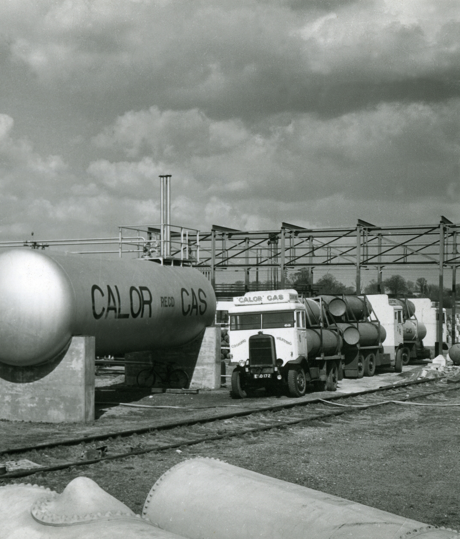 Bulk transport lorries, each with three tanks, discharging gas into storage vessels